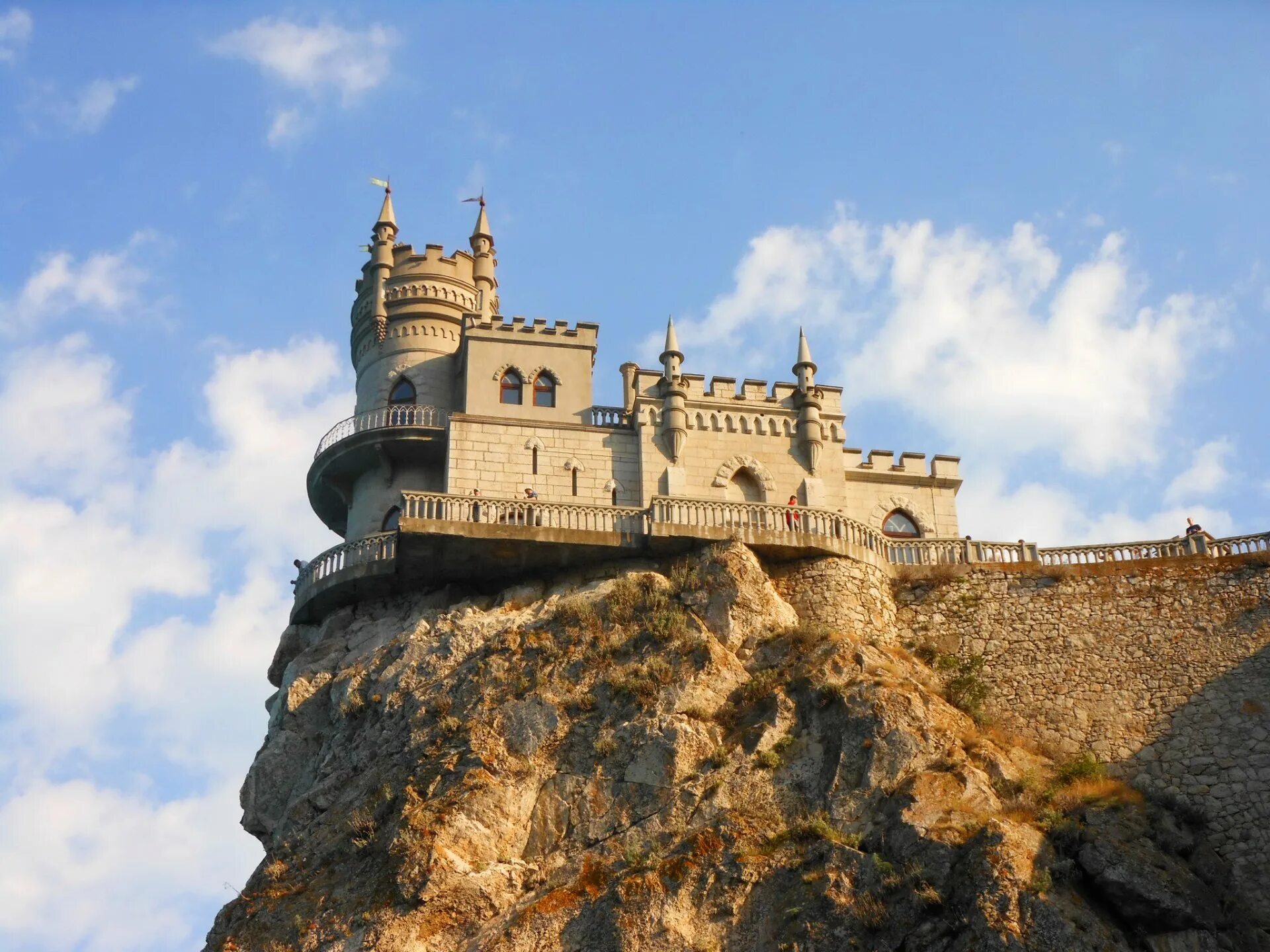 Дворец замок Ласточкино гнездо. Замок «Ласточкино гнездо» (пос. Гаспра). Крепость Ласточкино гнездо в Крыму. Замок «Ласточкино гнездо» (г. Ялта, пос. Гаспра). Скала ласточкино гнездо