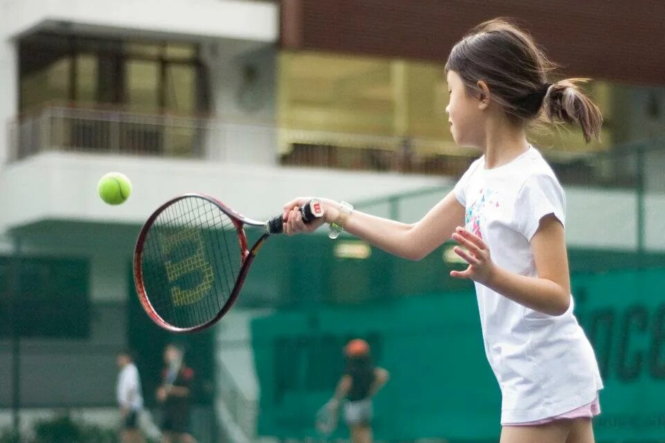 I play tennis. Бердиева Амина Шамильевна теннис. БРАЙМ Анжела теннис. Калиновская Кира теннис. Грета Карнецян теннис.