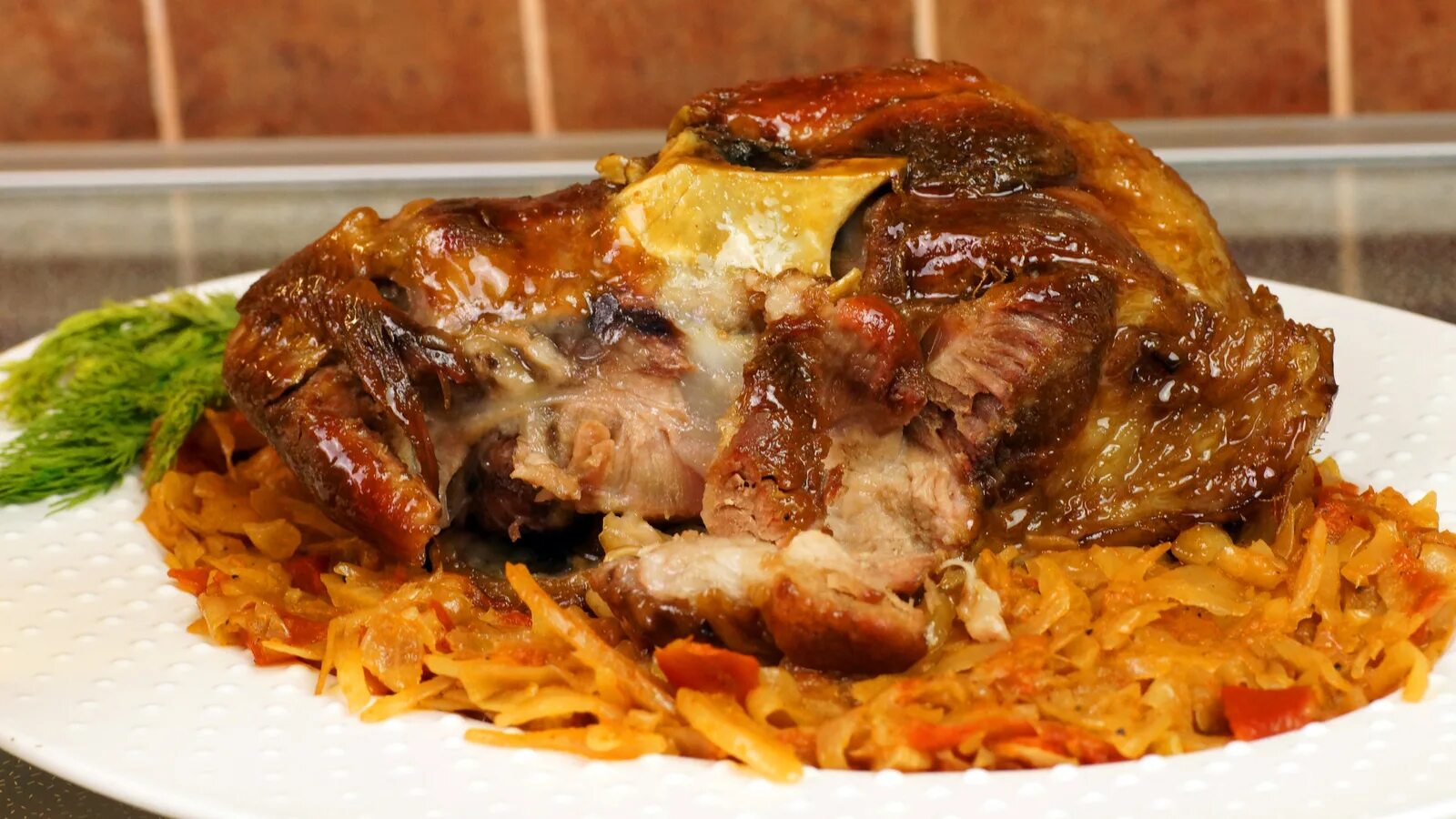 свиные ребрышки с капустой. свинина с капустой. капуста запеченная с мясом. рулька баварская. бигос с грибами.