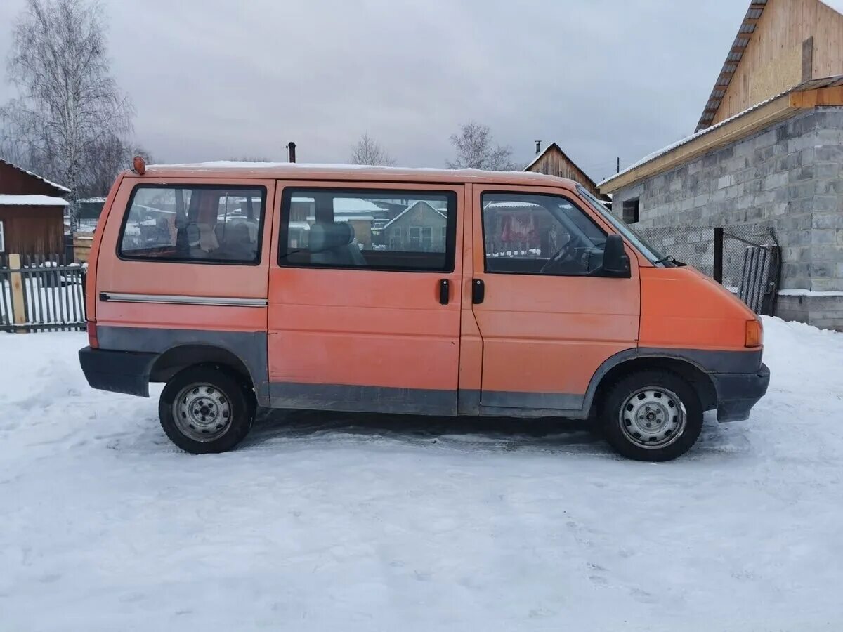 Volkswagen 1994. Фольксваген Транспортер 1994. Volkswagen Transporter t4 оранжевый. Фольксваген Транспортер 1994 года. Фольксваген транспортёр 1994 года дизель.