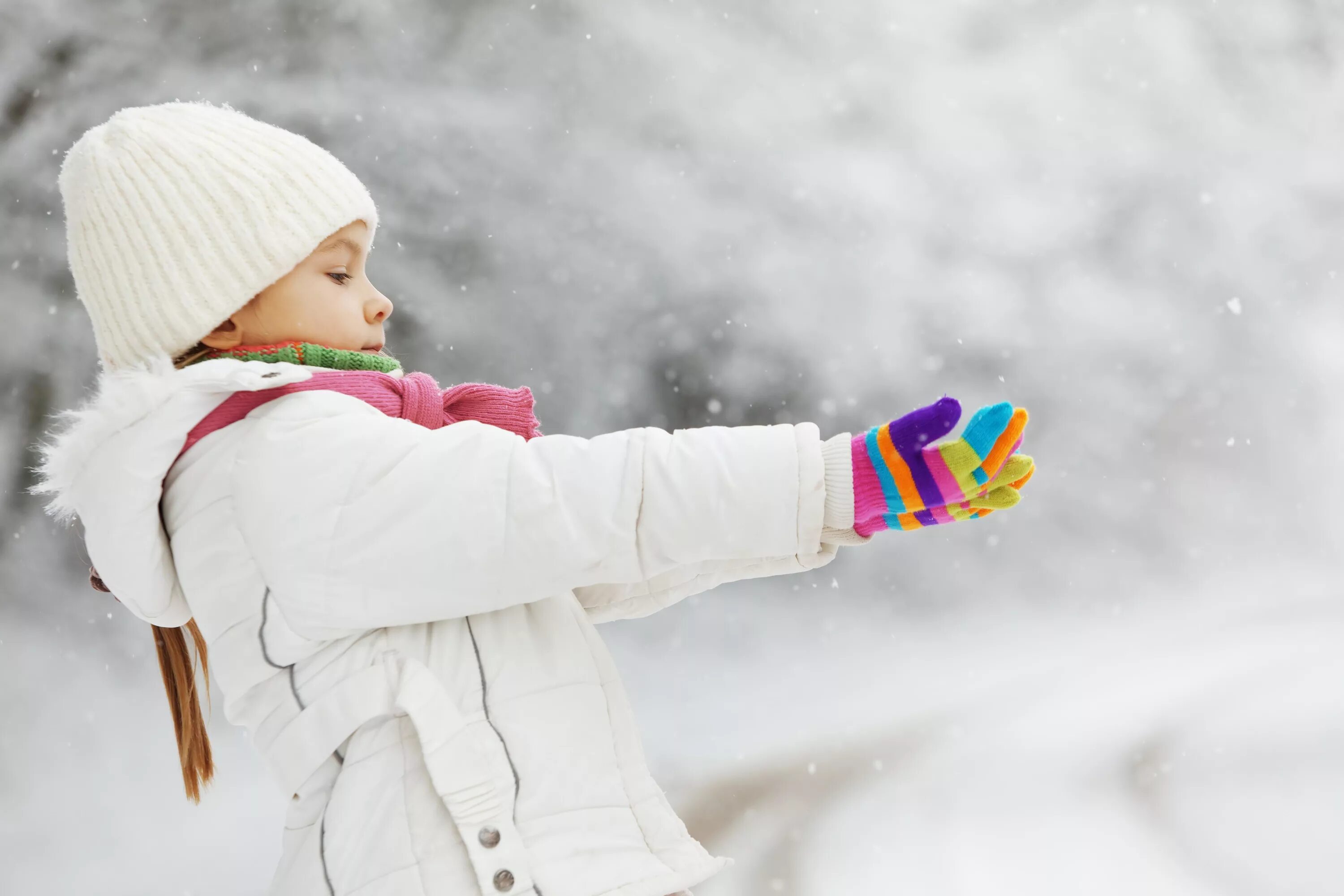 Зимой дети любят. Дети зимой. Дети в снегу. Девочка зимой. Ребенок в варежках.
