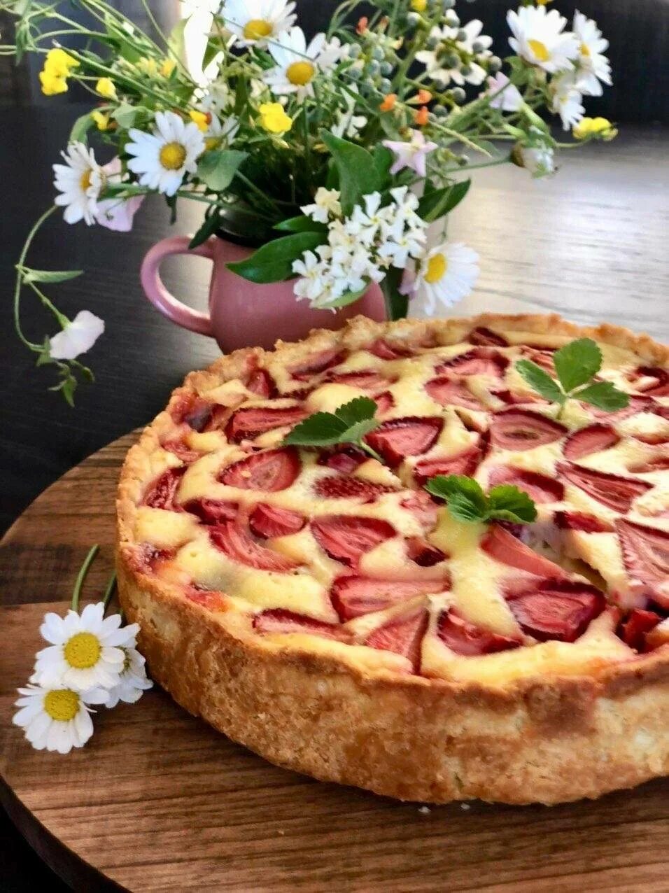 Рецепт заливного пирога с клубникой. Заливной пирог. пирог с клубникой. заливной пирог с ягодами. заливной пирог с клубникой.