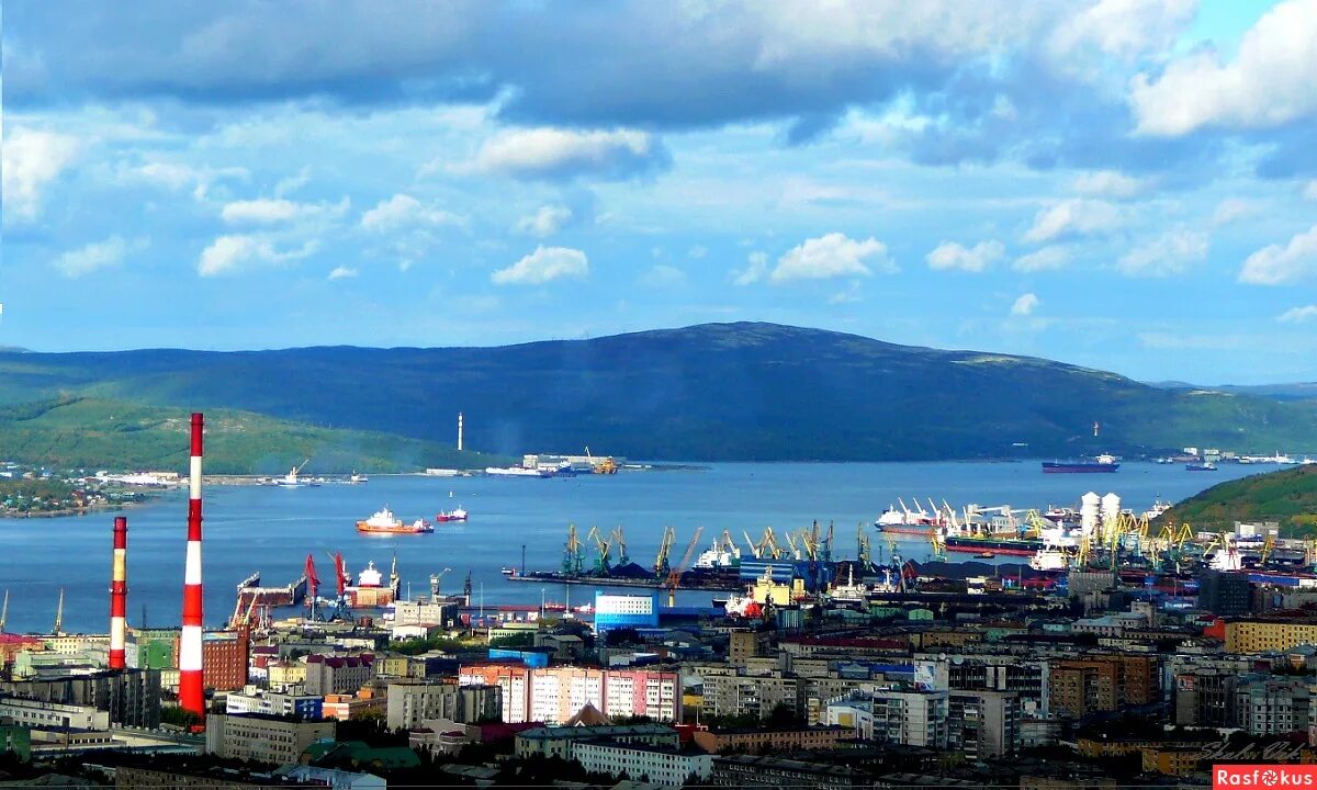 Порт на кольском. Кольский залив мурманск. кольский залив порт мурманск. вид на кольский залив в мурманске. города мурманска кольский залив.