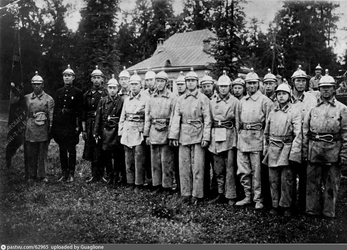 Должность начальника пожарной команды города в старину. Пожарные 1920 годов. Пожарные 1925. Новогиреевское пожарное депо. Псковские пожарные 1925 год.