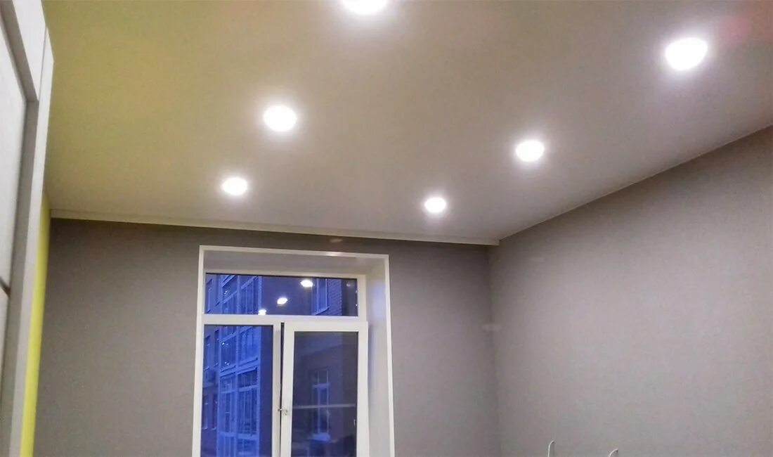 Персиковый матовый потолок. Двухуровневые потолки натяжные круглые цветные. Натяжные потолки щелково. Нарезной потолок в оренбурге. Подвесные потолки фото.