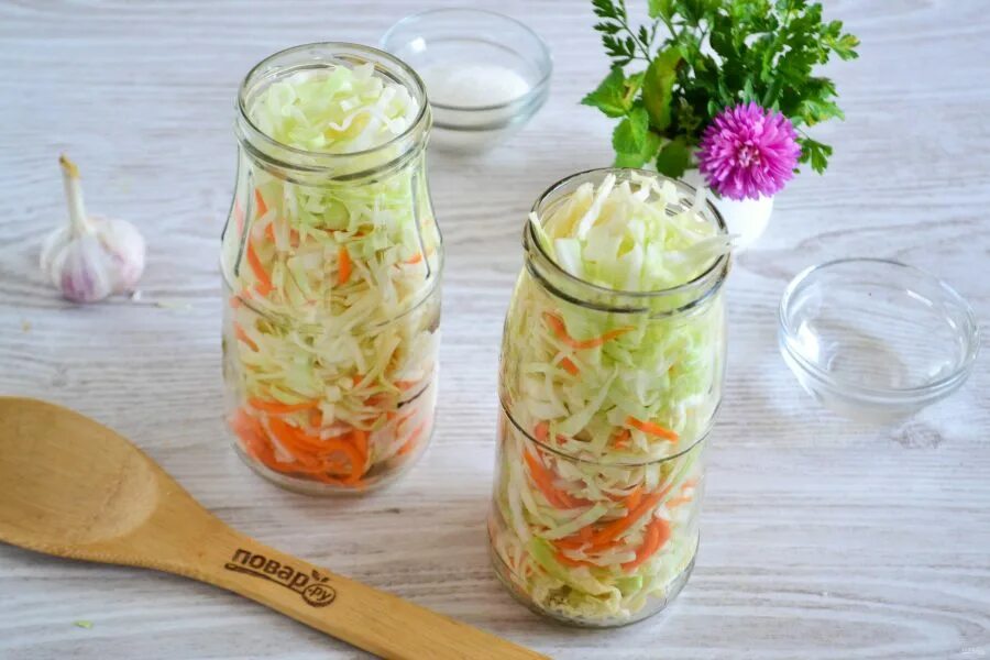 Капуста на зиму провансаль очень вкусная. Капуста провансаль на зиму. салат провансаль на зиму с капустой. капуста провансаль на зиму в банках. провансаль капуста доктор живаго.