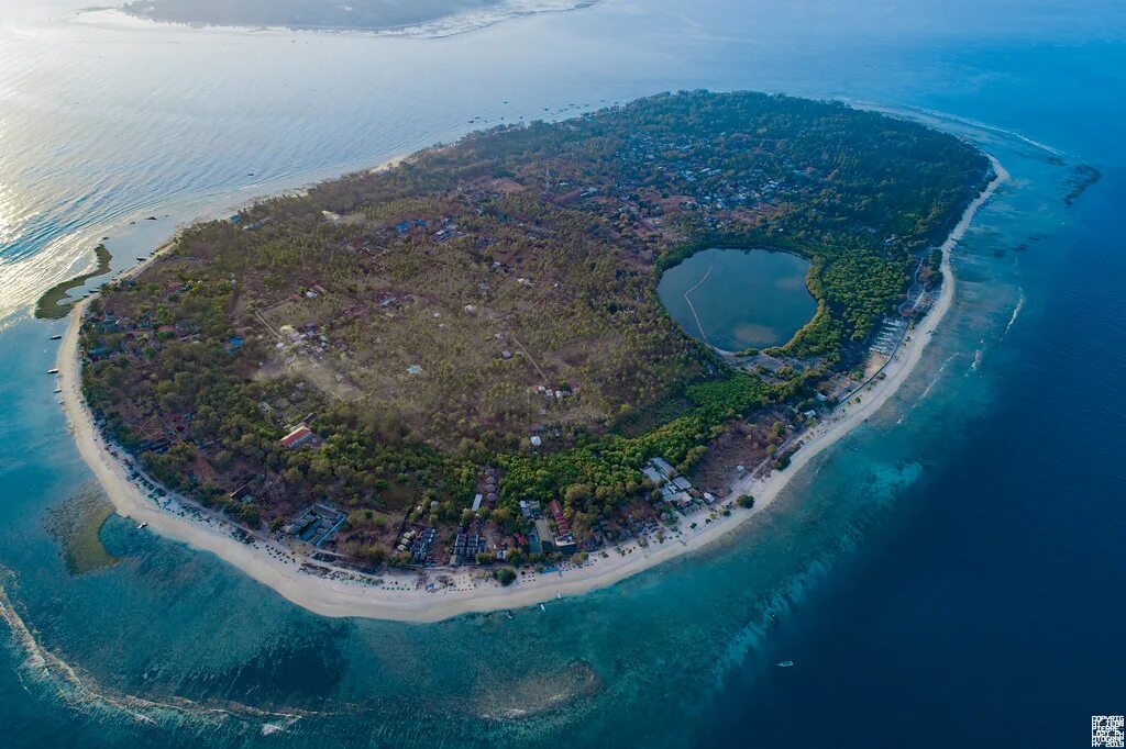 Острова Гили Бали. Траванган Индонезия остров. Гили Мено Индонезия. Гили Мено остров.