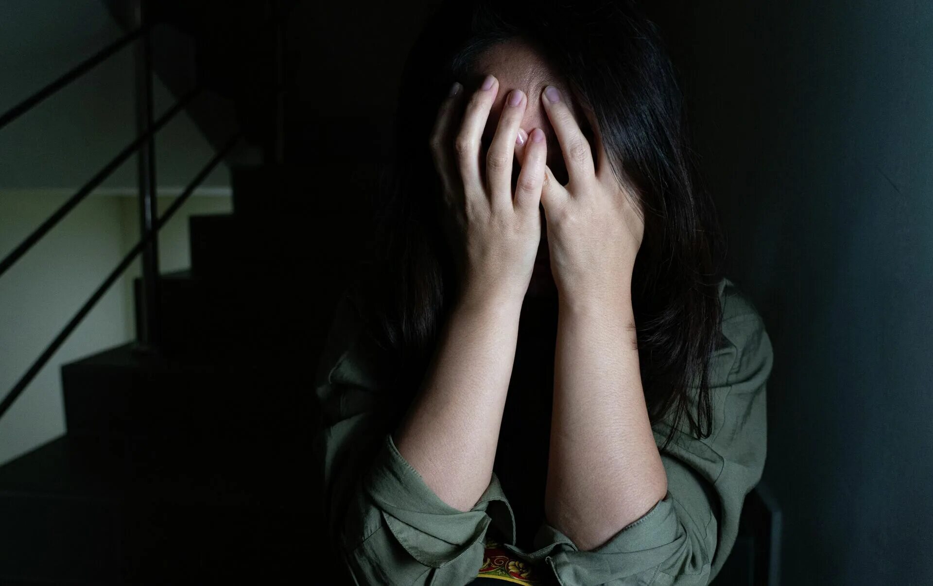 Дом терпимости 2012 великобритания. Закрытая дверь. Девочку заперли дома. Девочку заперли дома. Девушка прикрывает лицо рукой.