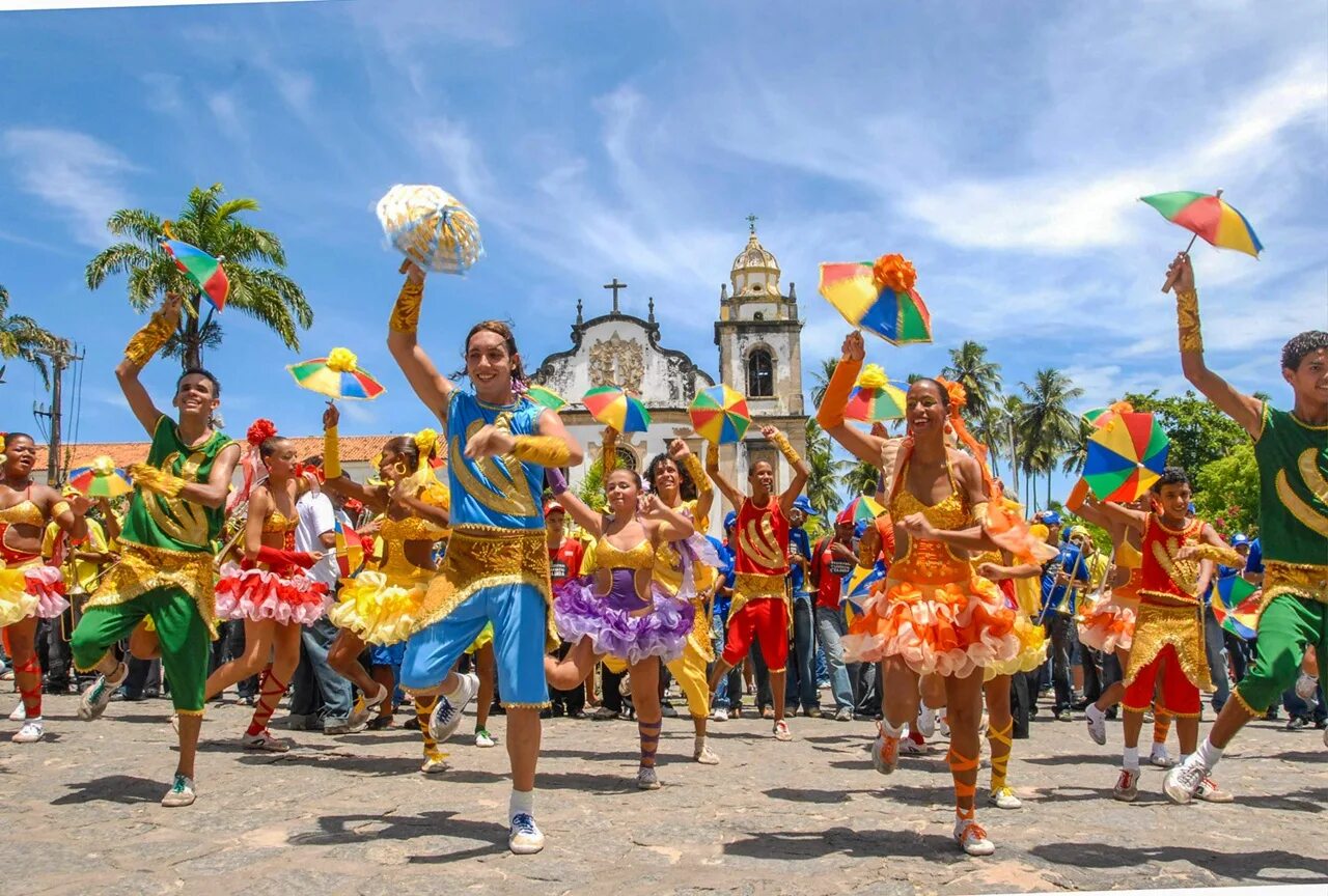 Кубинский народный танец. Танцы Бразилии фрево. Латинская Америка Бразилия карнавал. Самба карнавал в Бразилии. Дети на карнавале в Бразилии.