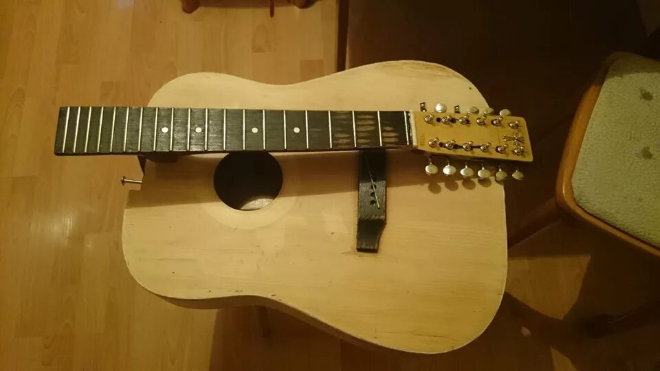 Гитара сломалась. Сломаннаяэелектро гитара. Разбитая гитара. Сломанный гриф электрогитары. Сломанная гитара.