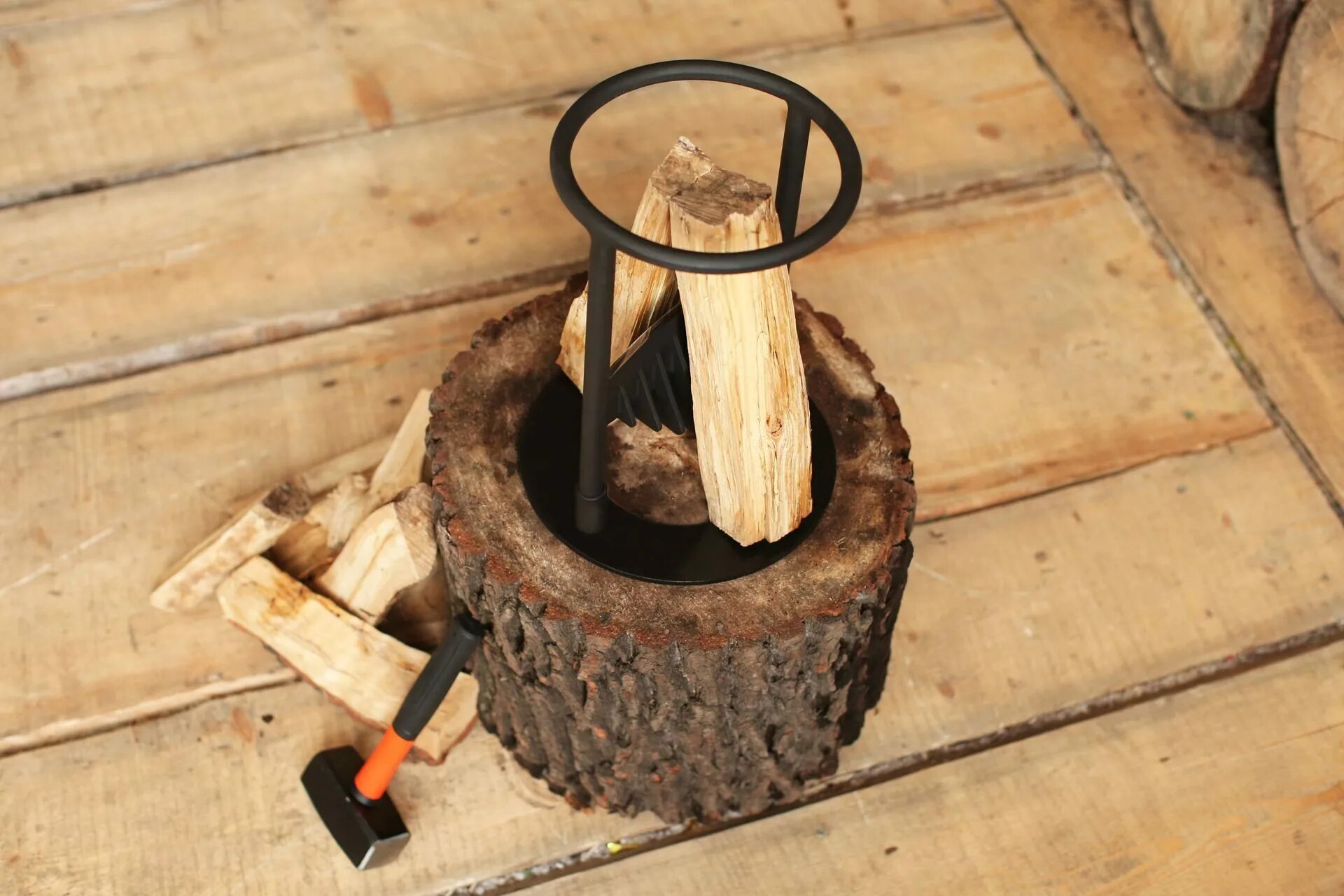 Колода для колки дров 5 букв. Пенек для колки дров. Пенек для колки дров. Колка дров топором. Колода для колки дров из бруса.