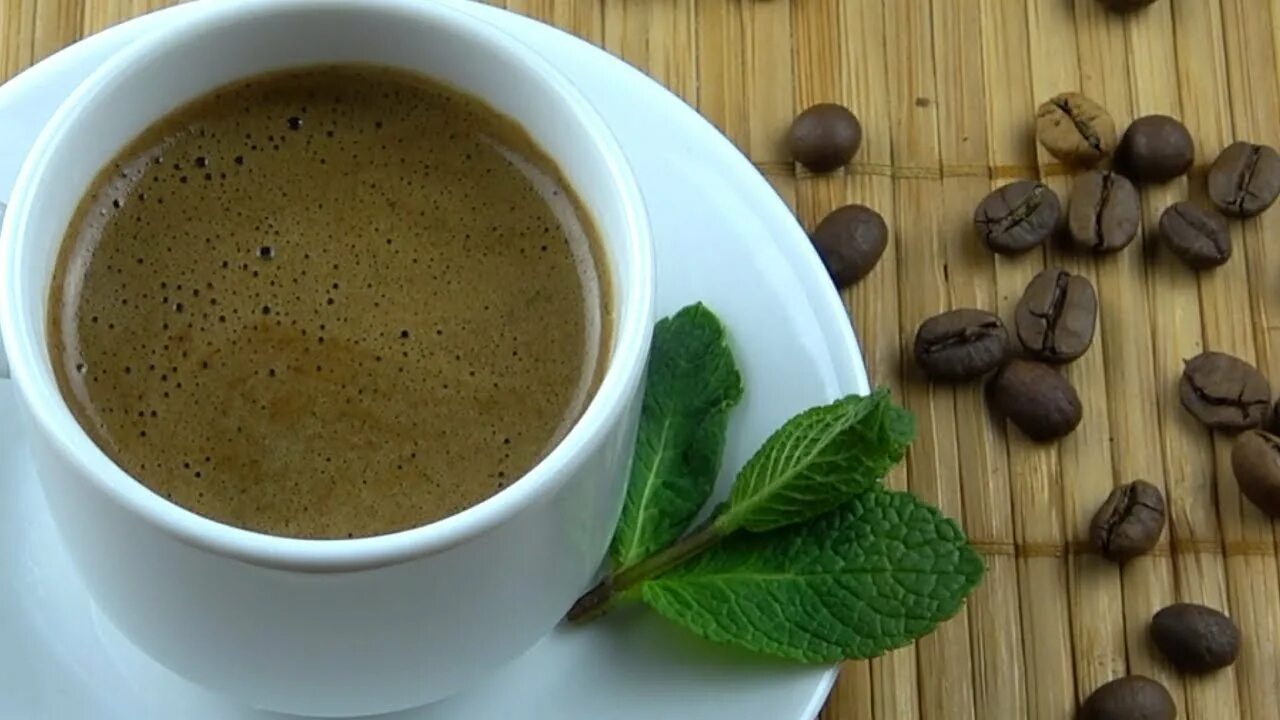 Зеленый кофе как правильно заваривать. Зеленый кофе. зеленый кофе заваренный. зеленый кофе в турке. вареный кофе.