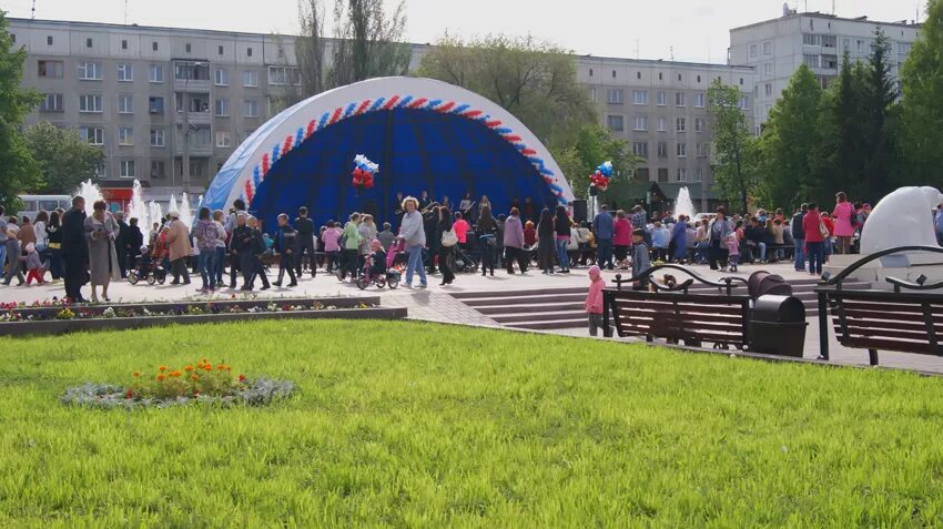 Программа в городе кемерово. Бульвар строителей кемерово. парк бульвар строителей кемерово. кемерово благоустройство на бульваре строителей 2025. сцена на бульваре строителей кемерово.