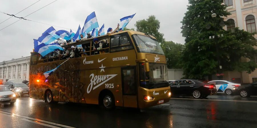 Зенит чемпионский парад 2023. Чемпионский автобус зенита 2024. Зенит клубный автобус. Автобус зенита новый. Чемпионский парад зенита.