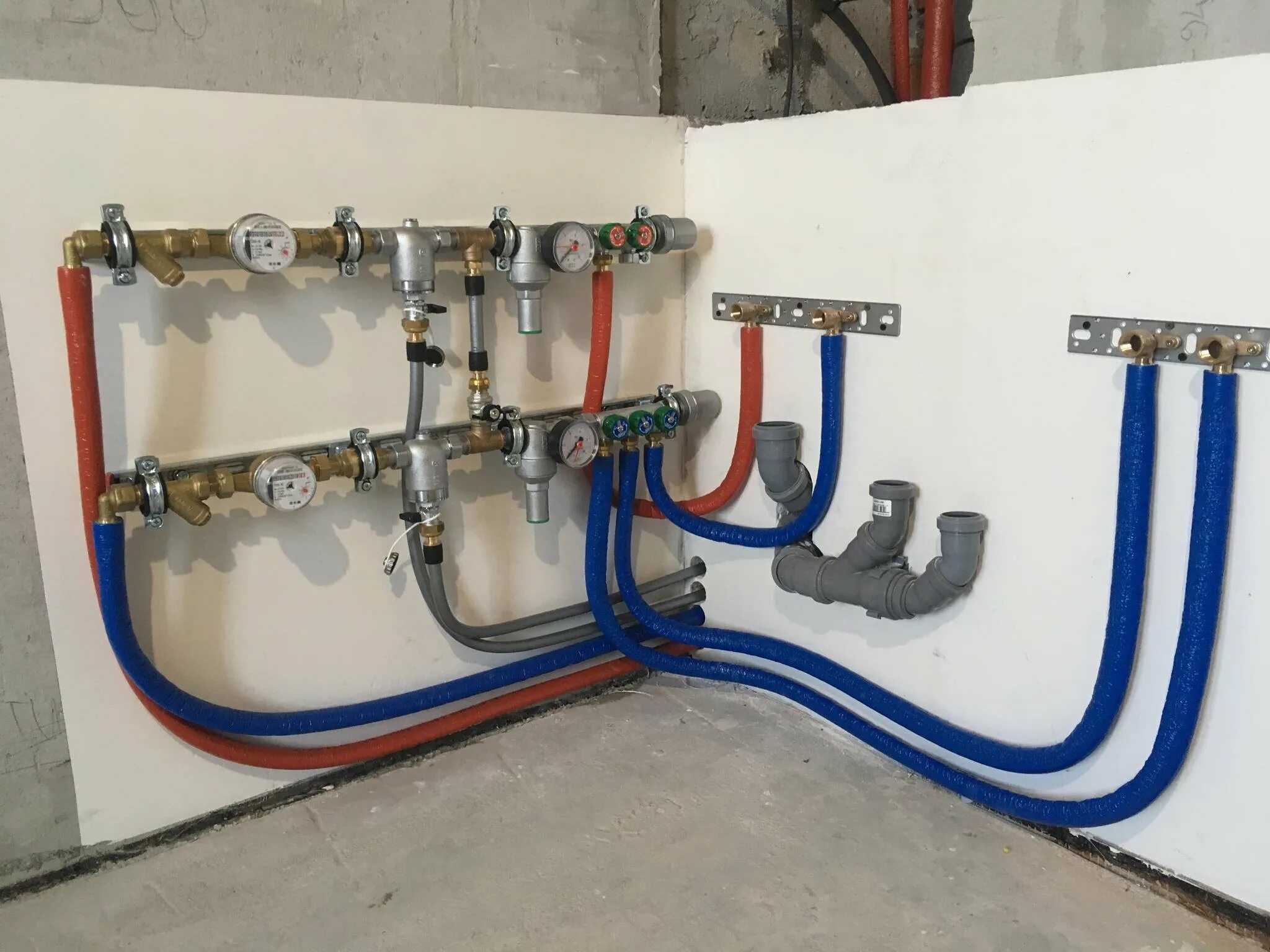 Полипропилен коллекторная разводка. Коллектор водоснабжения в частном доме. Селекторная разводка труб. Коллекторная разводка труб. Полипропилен коллекторная разводка.