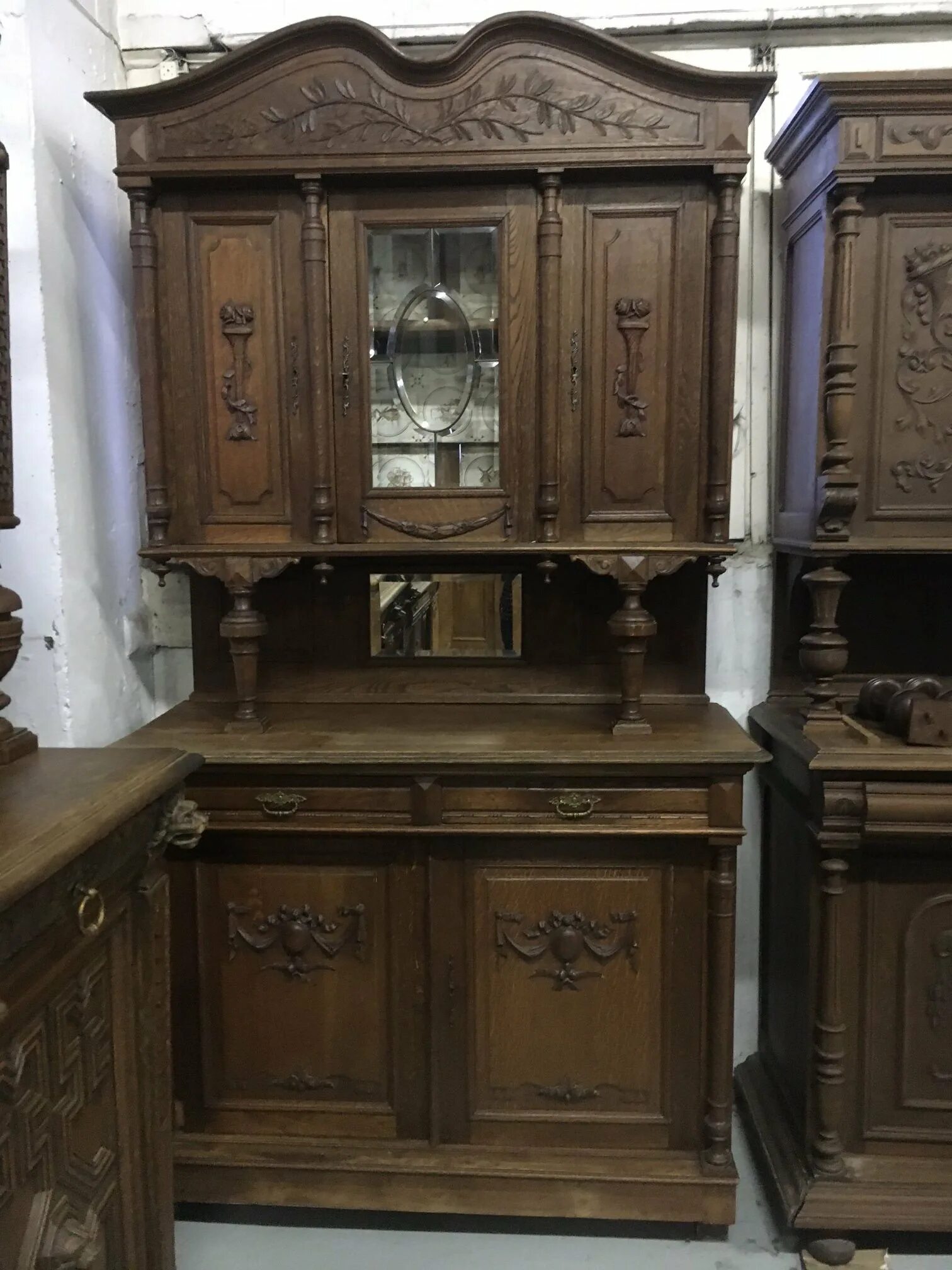 буфет колонна. буфет дубовый. 189-g 3056. дубовые буфеты. дубовый буфет старинный модерн.