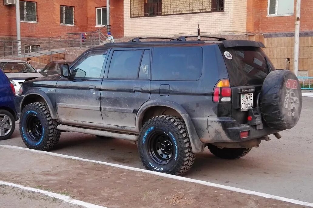 Колеса паджеро спорт 1. Mitsubishi Pajero Sport 1 на 33 колесах. Колеса Mitsubishi Montero Sport r20. Mitsubishi Montero Sport 2002 колеса 33. Mitsubishi Pajero Sport 33 колеса.