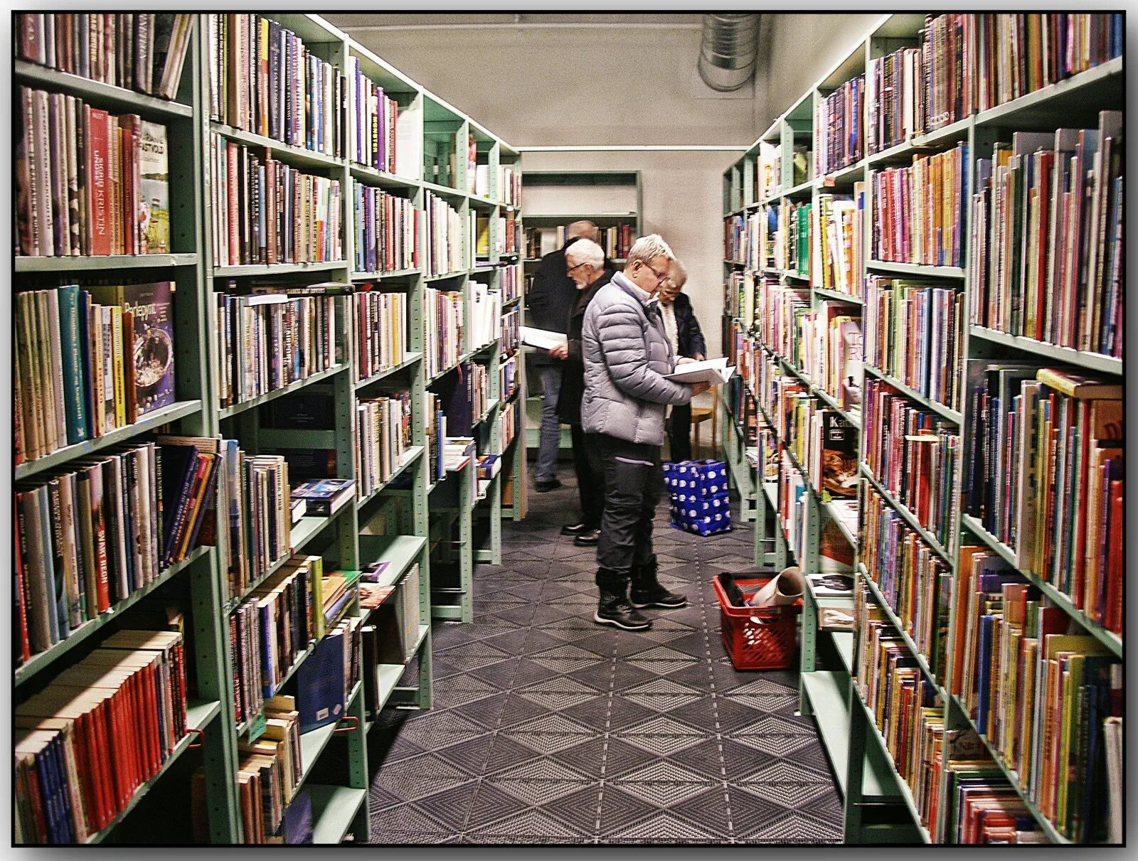 Цели книжного магазина. Стеллажи для книг в библиотеку. полки с книгами в библиотеке. стеллажи для книжного магазина. полки с книгами в магазине.