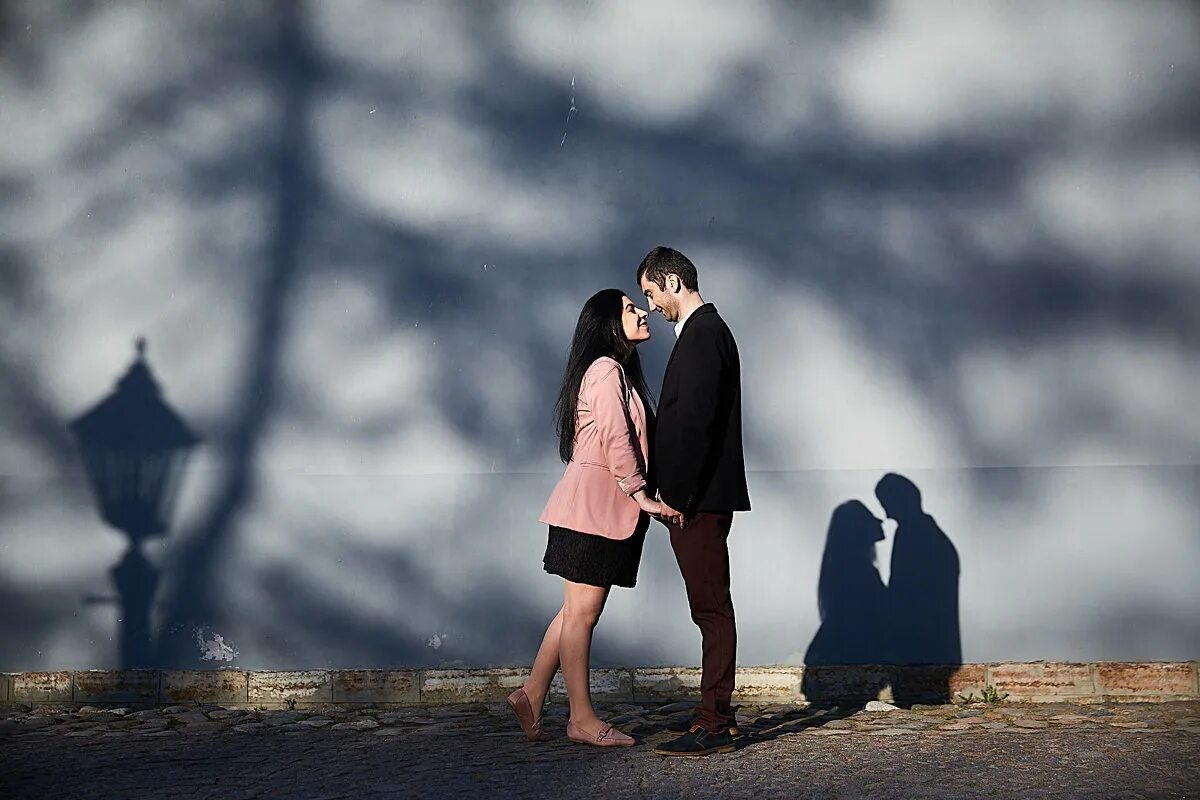 Фотосессия лавстори в городе. Этот мир колючий до боли болючий лав стори я в поисках дори. Фотосессия пары в городе. Лав стори бишкек эйф башня. Love story фотосессия.