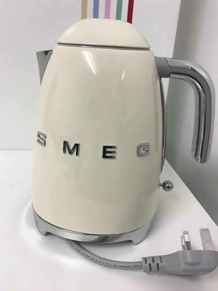 Чайник кремовый. Чайник Smeg klf04creu. Чайник Smeg klf03, кремовый. Чайник Тефаль Смег. Электрический чайник Smeg klf03, серебристый.