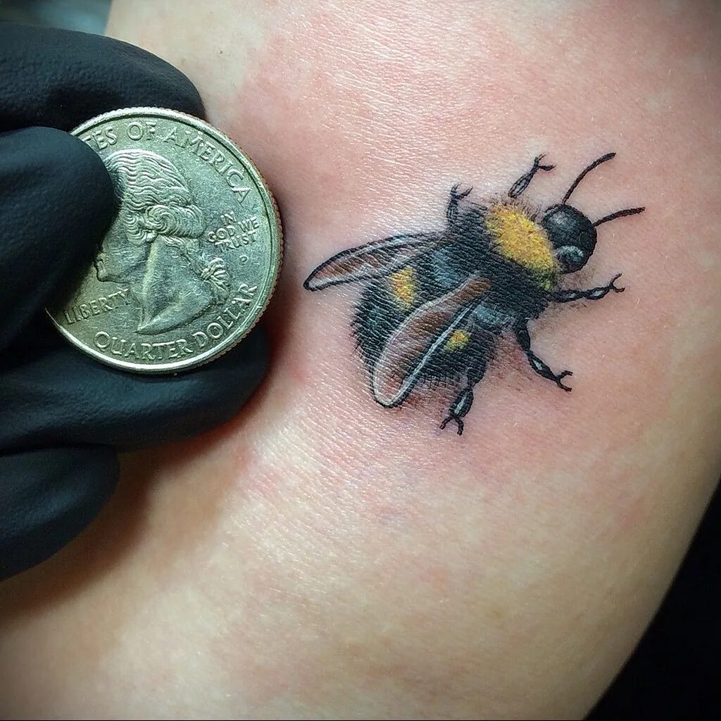 Пчела реализм. Тату оса. Тату шмель. Тату пчела на руке. Тату пчела значение.