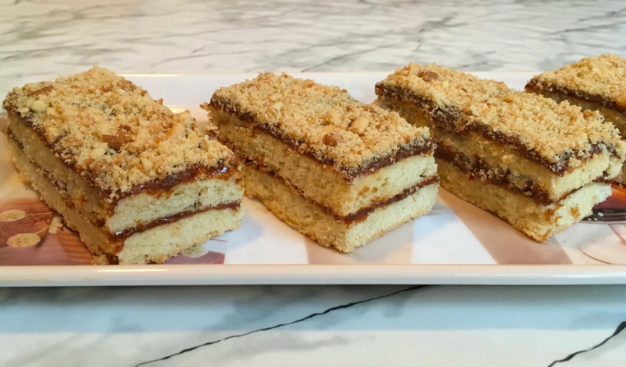 Песочный пирог с сгущенкой. Пирог со сгущенкой. Тертый пирог с вареньем. Пирог с вареной сгущенкой. Торт из песочных коржей со сгущенкой.