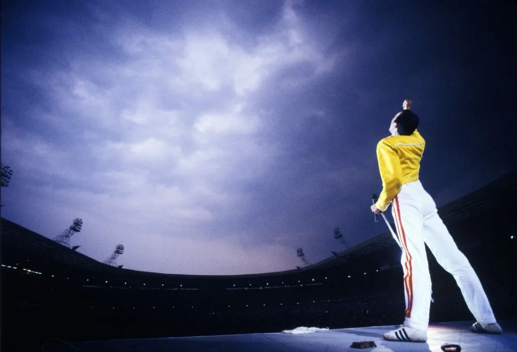 Freddie Mercury Wembley 1986. Queen Wembley 1986. Фредди Меркьюри Live at Wembley Stadium 1986. Фредди Меркури на стадионе Уэмбли. Фредди меркьюри стадион