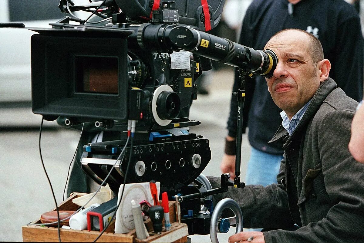 Брюно дельбоннель фильмы. Director of photography. Дэвид макфарланд. Роджер дикинс. Оператор фильма.