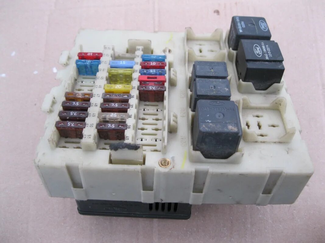 Предохранители форд фокус 2006 года. Блок предохранителей Форд фокус 1. Блок предохранителей Форд фокус 3. Блок предохранителей Форд фокус 2. Блок предохранителей Форд фокус 3 1.6.