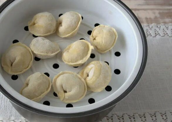 Как варить пельмени в мультиварке. Вкусные пельмени в мультиварке. пельмени на пару в мультиварке редмонд. пельмени на пару в пароварке. варка пельменей в мультиварке.