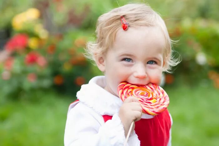 Девочка ест конфеты. Сладости для детей. Детские вкусняшки. Конфеты детям. Дети и сладкое.