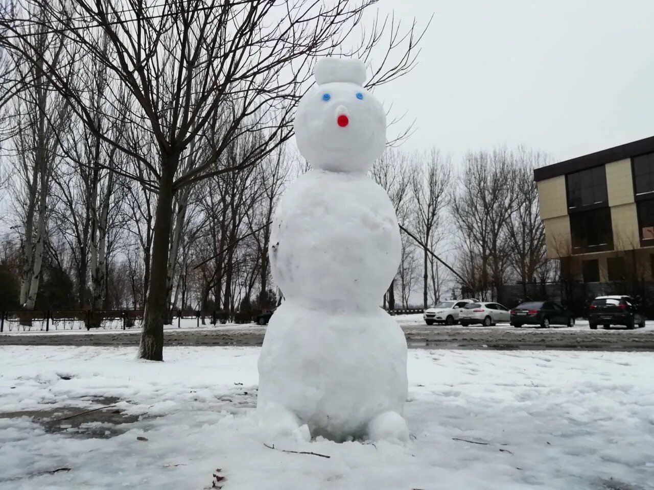 Растаявший снеговик. Подтаявший Снеговик. Снеговик на солнце.