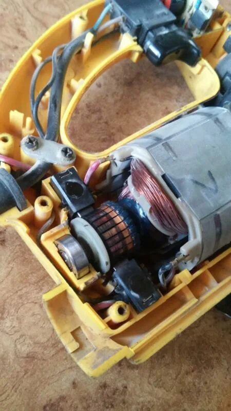 Искрят щетки электродвигателя. Сгорел мотор у пылесоса. Искрят щетки электродвигателя. Почему искрят щетки на пылесосе. Коллекторный щеточный двигатель.