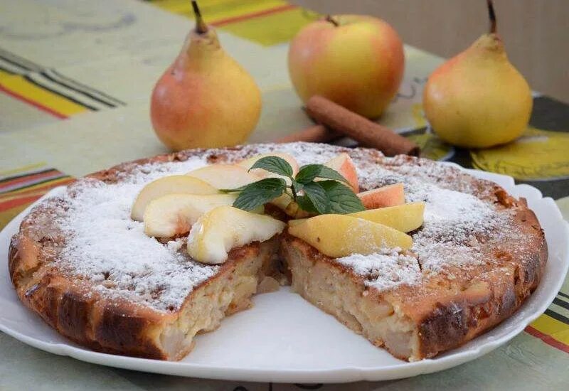 Пироги с грушей простой рецепт. Шарлотка с яблоками и грушами. Яблочно грушевый пирог. Пирог с грушей и творогом. Заливной грушевый пирог.