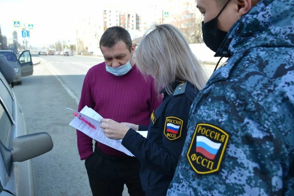 Машина в аресте у приставов можно. Приставы в 1998 году. Приставы арестовали машину мемы. В Омск судебные приставы арест в машине. Приставы арестовали машину за долги в Иваново.