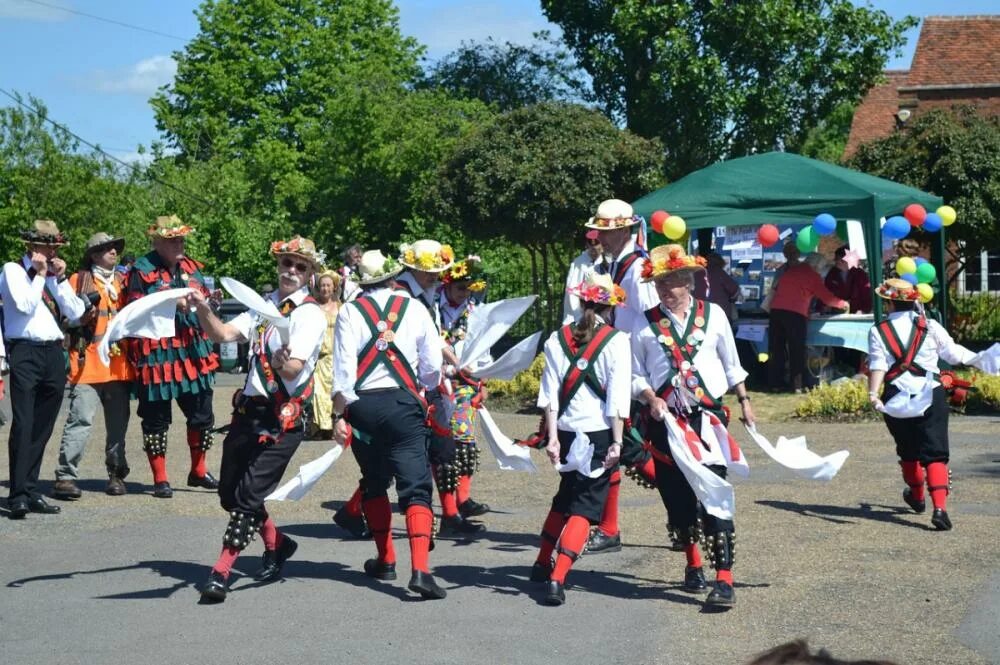 Morris dance. Моррис дансинг великобритания. Morris dancers в великобритании. Праздник моррис дансинг. Танец англичан моррис.