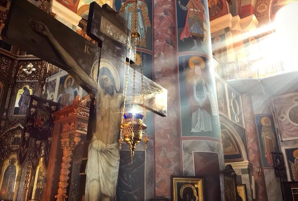 Мол щийся в церкви. Распятие христа молитва православная церковь. распятие иисуса христа на кресте в храме. крест на храме. крест с распятием в храме.