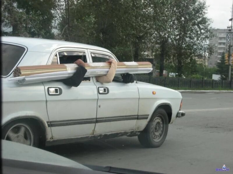 Удлиненный магазин рука торчит из тачки