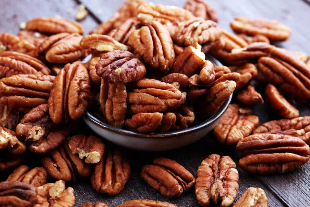 Орехи на голодный. Орех пекан. Мексиканский орех пекан. Pecan Nuts орех. Кленовый пекан орех.