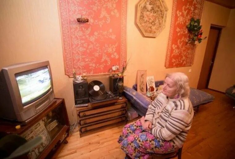Комната пенсионера. Квартира пенсионера. пенсионерка в квартире. старушка у телевизора. старая бабка в квартире.