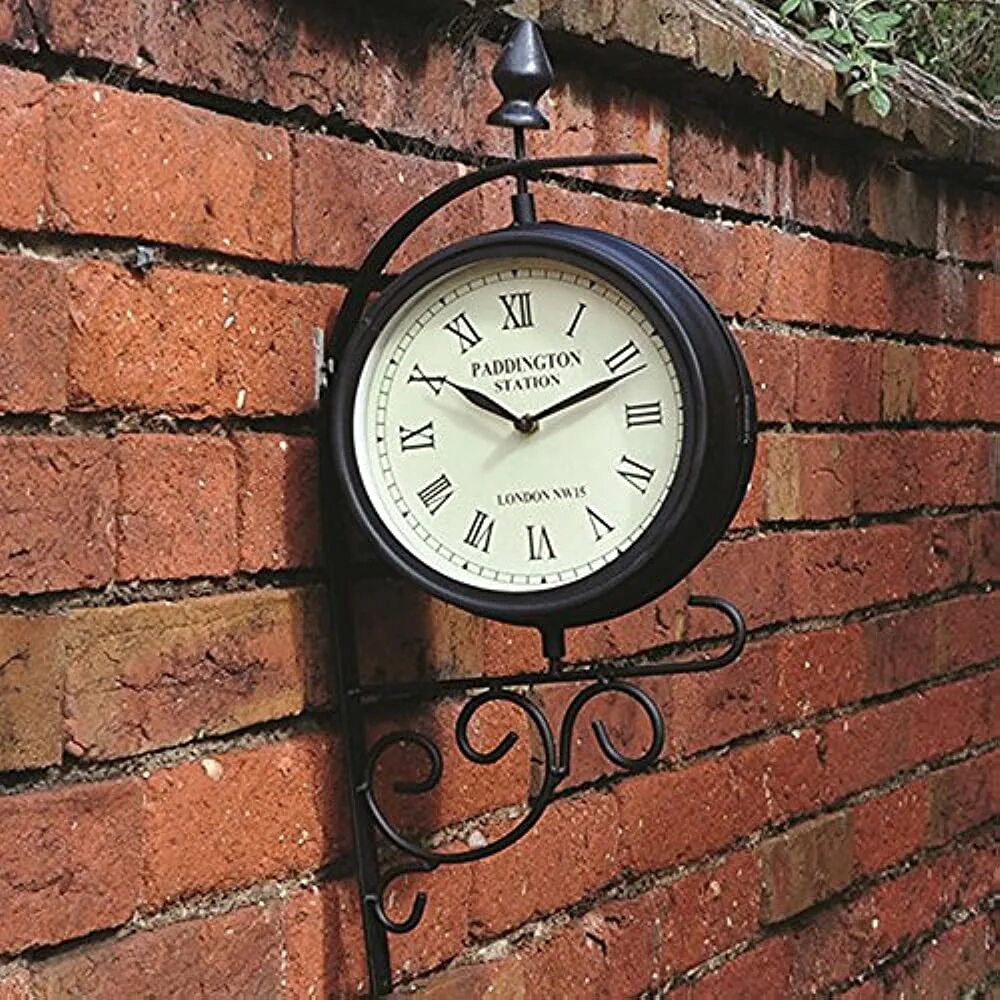 Кирпичные часы. Часы уличные для дачи. часы для сада уличные. часы на кирпичной стене. уличные часы на кирпичной стене.