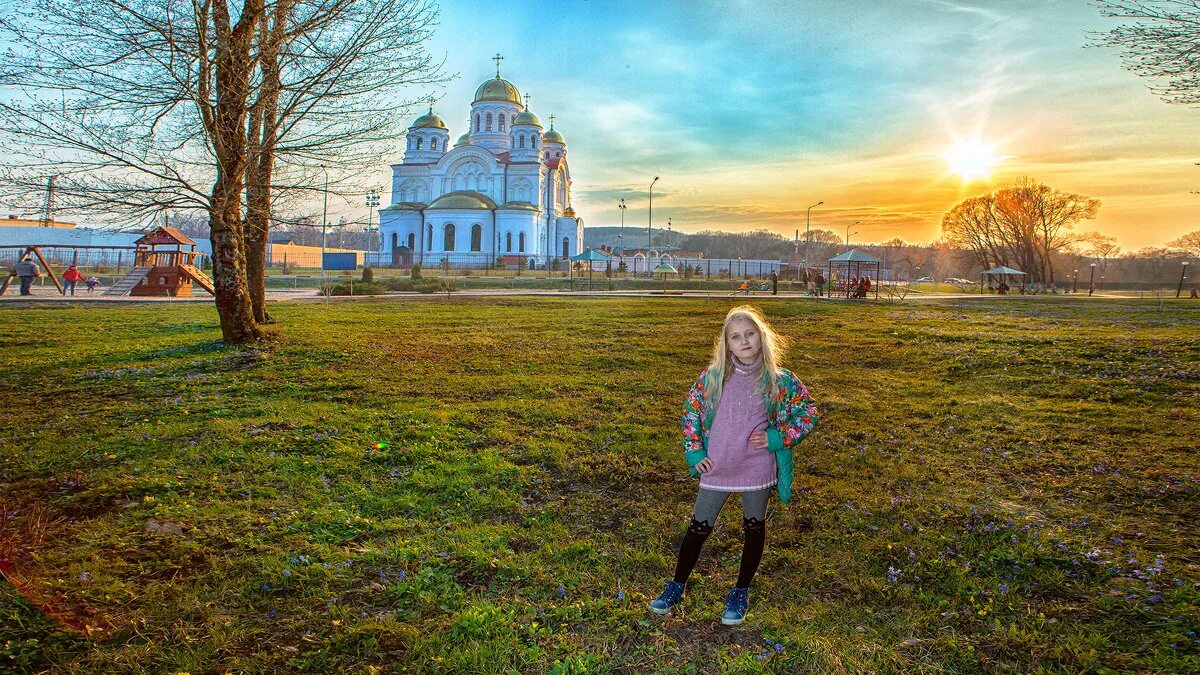 елизаветинская церковь в дмитрове. девушка в храме. церковь спаса всемилостивого в дмитрове. православная женщина зимой. девушка возле храма.