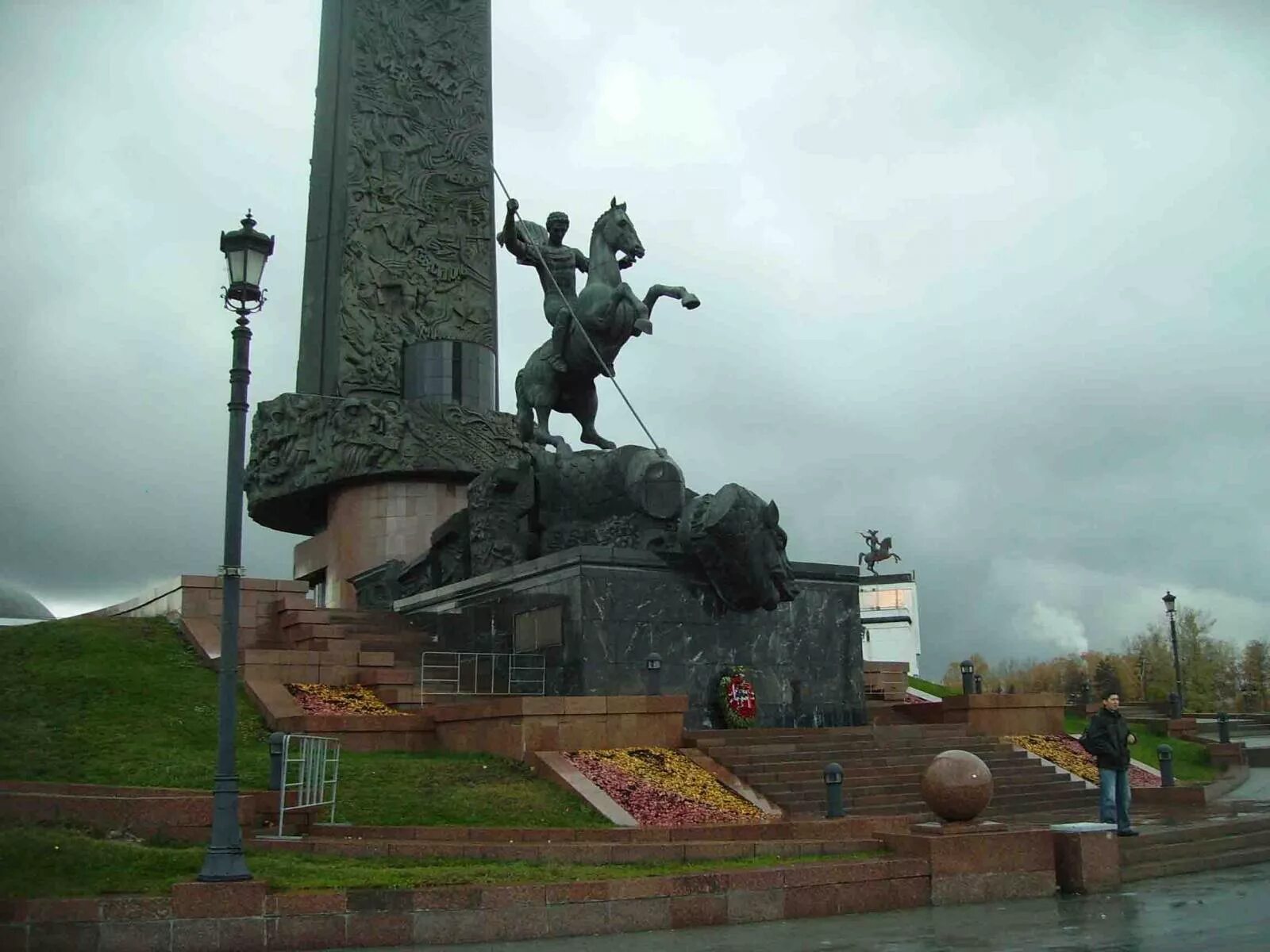 Памятник победы. Монумент Победы на Поклонной горе. Обелиск на Поклонной горе в Москве. Поклонная гора Обелиск Церетели. Обелиск парк Победы Москва.