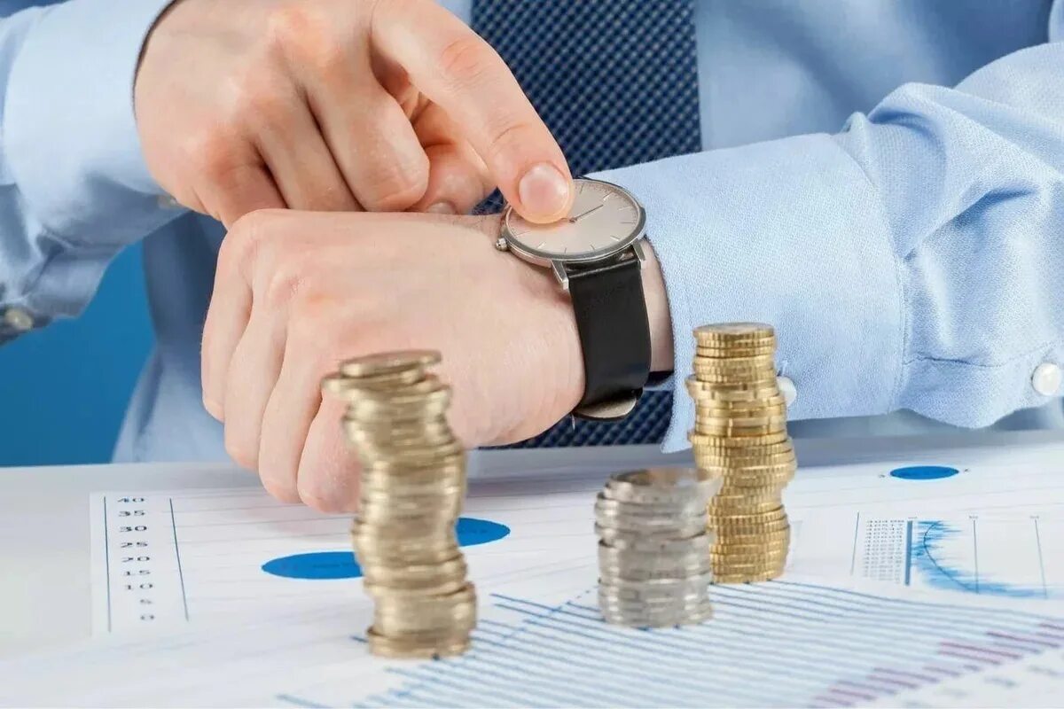 человек получает зарплату. выдача денег. выходное пособие. выдача зарплаты. серая зарплата в конверте.