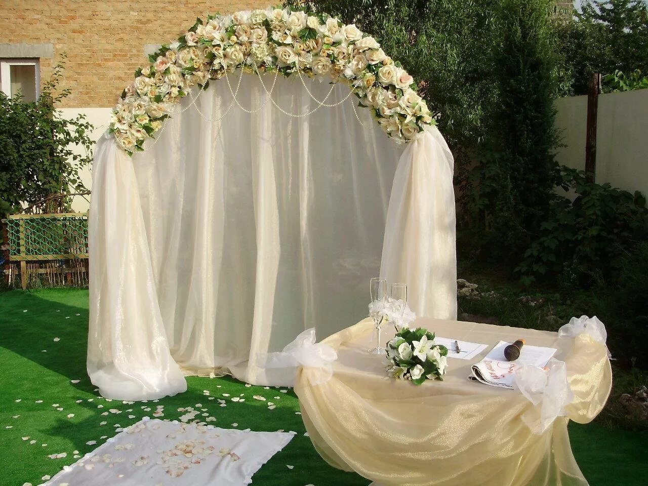 Где сделать свадебную. Арка "Свадебная". Свадебная Цветочная арка. Арка для молодоженов. Украшение свадебной арки тканью.