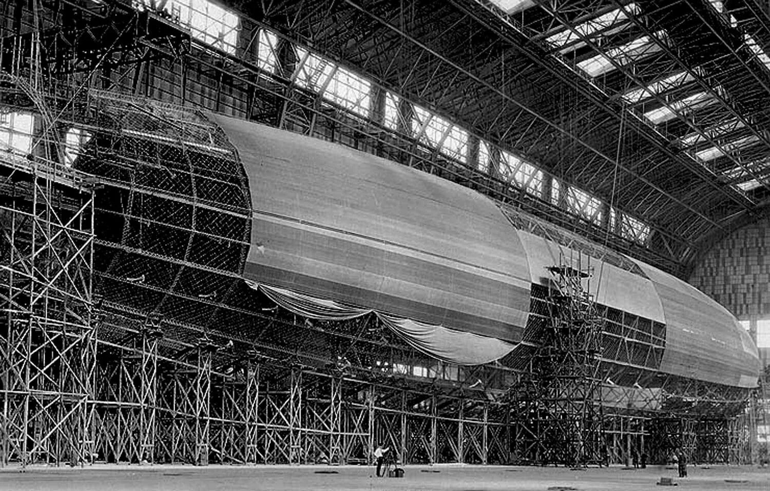 Дирижабль 20 века. Дирижабль авианосец uss macon. Uss macon zrs-5. Ангары для дирижаблей. Причальная мачта для дирижабля.