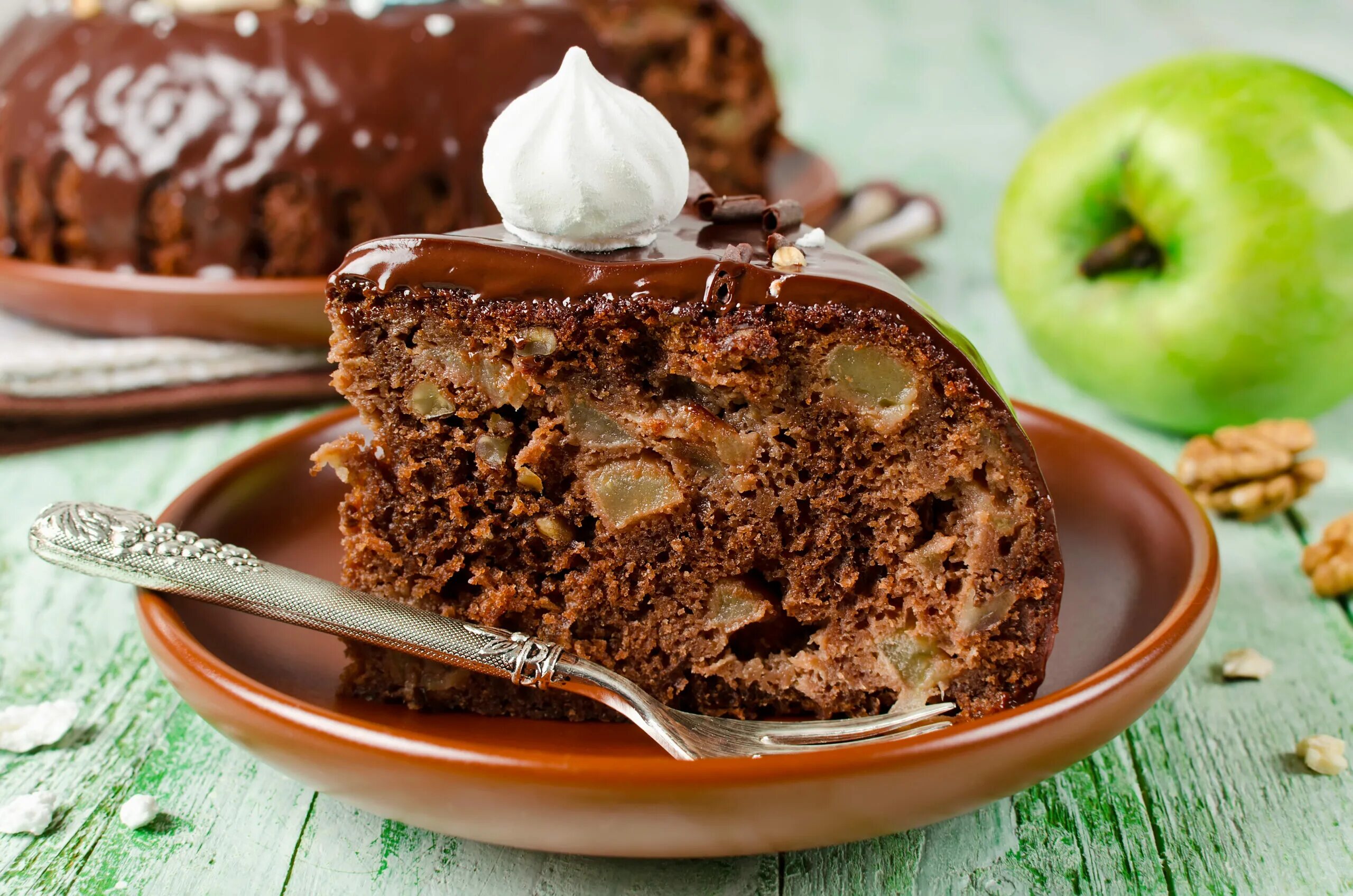 Брауни из яблок. Пирог с шоколадом. Шоколадно яблочный пирог. Шоколадный кекс с орехами. Шоколадный пирог с грецкими орехами.