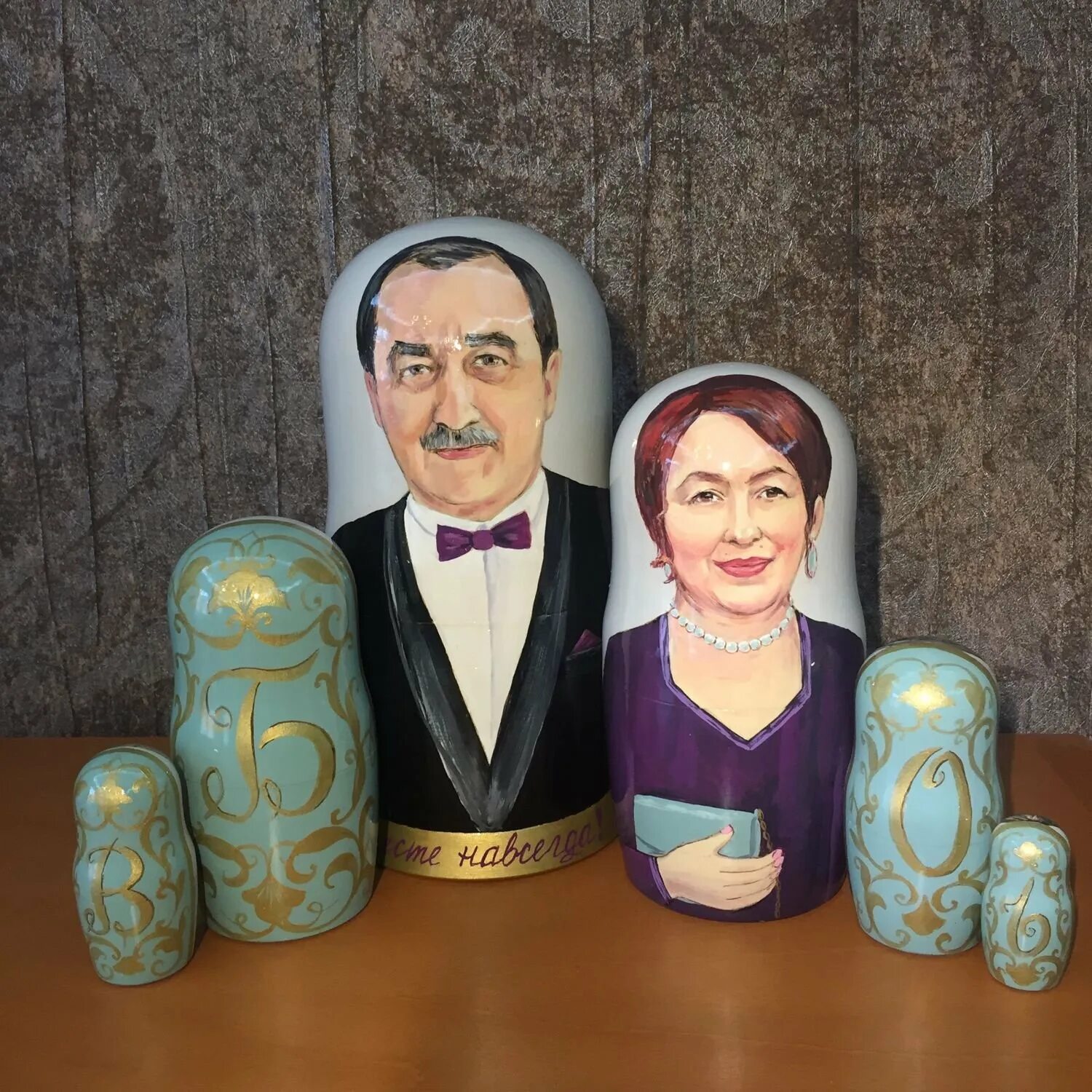 Дорогие подарки родителям. Подарок родителям на годовщину. Подарок родителям от молодоженов. Памятный подарок на свадьбу молодоженам. Памятный подарок родителям.
