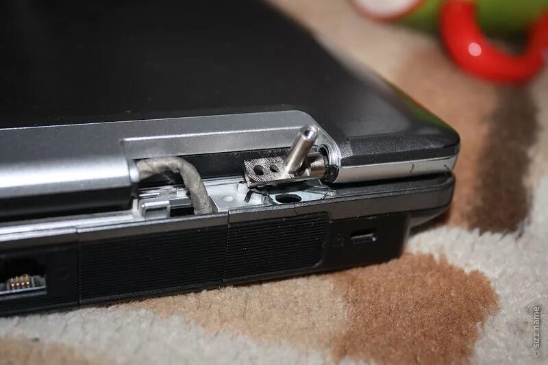 Петли ноутбука от msi. Ремонт крышки ноутбука. Петли крышки ноутбука 300v5a. Сломанный корпус ноутбука. Сломалась крышка ноутбука asus.