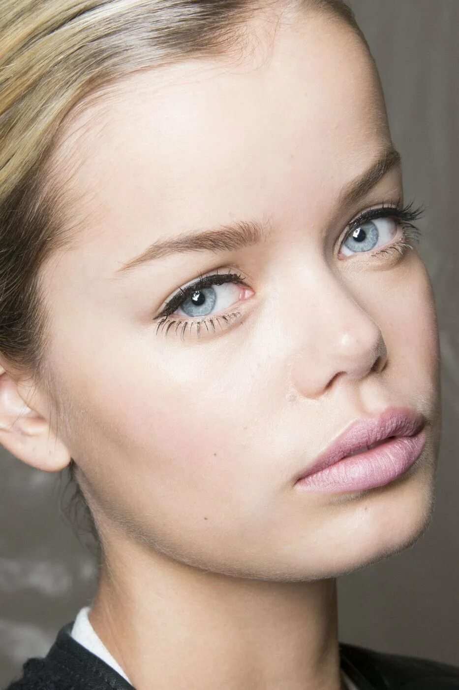 Актрисы с детскими чертами лица. Линдси виксон макияж. Линдси виксон цвет волос. Беби фейс тип. Фрида густавссон аделаида.